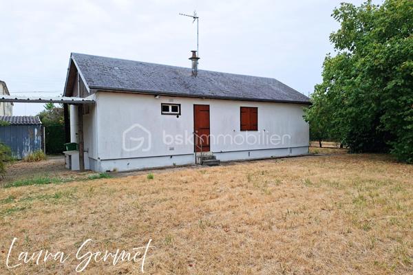 Située à Foëcy, dans un environnement calme et sans vis-à-vis, venez découvrir cette maison individuelle de plain-pied d’environ 70 m², implantée sur une belle parcelle de 1 236 m².

La maison offre un beau potentiel pour les amateurs de travaux souhaitant créer un intérieur entièrement à leur image.

La maison dispose d’un petit sas d’entrée vitré, puis d’un petit patio faisant office d’entrée, idéale pour aménager un espace de rangement pour les chaussures et manteaux, avant d’accéder aux pièces de vie.
Un grand salon séjour traversant et lumineux, donnant d'un côté sur une pièce pouvant faire office de bureau et de l'autre côté une cuisine. 
Un couloir dessert deux chambres, une salle de bain et un WC indépendant. 

🔨 À prévoir :
Huisseries à remplacer
Intérieur à revoir entièrement
Travaux de rénovation et de modernisation
Pompe de relevage pour assainissement au tout à l'égout a créer 
Fosse septique non conforme
Électricité à prévoir sauf tableau 


🏠 Les atouts déjà présents :
Chauffage et eau chaude au gaz
Toiture isolée
Garage
Dépendances
Terrain de 1 236 m²
Environnement calme et sans vis-à-vis

💡 Un bien idéal pour un projet de rénovation complète, avec la possibilité de repenser les espaces et de créer un véritable cocon à votre image.