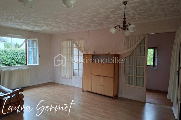 Située à Foëcy, dans un environnement calme et sans vis-à-vis, venez découvrir cette maison individuelle de plain-pied d’environ 70 m², implantée sur une belle parcelle de 1 236 m².

La maison offre un beau potentiel pour les amateurs de travaux souhaitant créer un intérieur entièrement à leur image.

La maison dispose d’un petit sas d’entrée vitré, puis d’un petit patio faisant office d’entrée, idéale pour aménager un espace de rangement pour les chaussures et manteaux, avant d’accéder aux pièces de vie.
Un grand salon séjour traversant et lumineux, donnant d'un côté sur une pièce pouvant faire office de bureau et de l'autre côté une cuisine. 
Un couloir dessert deux chambres, une salle de bain et un WC indépendant. 

🔨 À prévoir :
Huisseries à remplacer
Intérieur à revoir entièrement
Travaux de rénovation et de modernisation
Pompe de relevage pour assainissement au tout à l'égout a créer 
Fosse septique non conforme
Électricité à prévoir sauf tableau 


🏠 Les atouts déjà présents :
Chauffage et eau chaude au gaz
Toiture isolée
Garage
Dépendances
Terrain de 1 236 m²
Environnement calme et sans vis-à-vis

💡 Un bien idéal pour un projet de rénovation complète, avec la possibilité de repenser les espaces et de créer un véritable cocon à votre image.