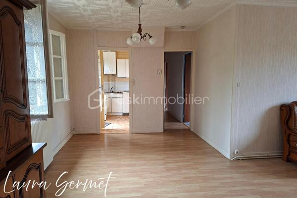 Située à Foëcy, dans un environnement calme et sans vis-à-vis, venez découvrir cette maison individuelle de plain-pied d’environ 70 m², implantée sur une belle parcelle de 1 236 m².

La maison offre un beau potentiel pour les amateurs de travaux souhaitant créer un intérieur entièrement à leur image.

La maison dispose d’un petit sas d’entrée vitré, puis d’un petit patio faisant office d’entrée, idéale pour aménager un espace de rangement pour les chaussures et manteaux, avant d’accéder aux pièces de vie.
Un grand salon séjour traversant et lumineux, donnant d'un côté sur une pièce pouvant faire office de bureau et de l'autre côté une cuisine. 
Un couloir dessert deux chambres, une salle de bain et un WC indépendant. 

🔨 À prévoir :
Huisseries à remplacer
Intérieur à revoir entièrement
Travaux de rénovation et de modernisation
Pompe de relevage pour assainissement au tout à l'égout a créer 
Fosse septique non conforme
Électricité à prévoir sauf tableau 


🏠 Les atouts déjà présents :
Chauffage et eau chaude au gaz
Toiture isolée
Garage
Dépendances
Terrain de 1 236 m²
Environnement calme et sans vis-à-vis

💡 Un bien idéal pour un projet de rénovation complète, avec la possibilité de repenser les espaces et de créer un véritable cocon à votre image.
