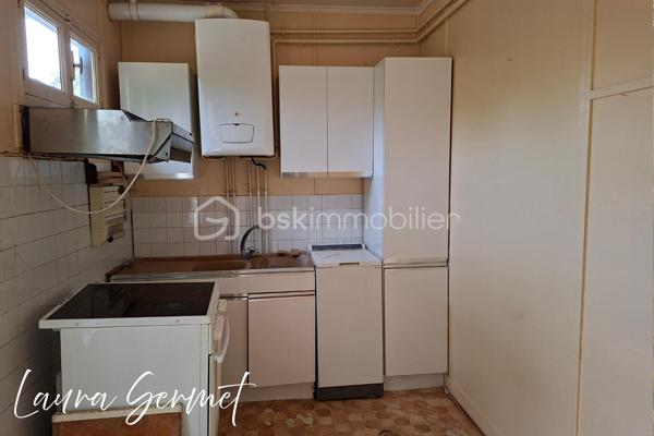 Située à Foëcy, dans un environnement calme et sans vis-à-vis, venez découvrir cette maison individuelle de plain-pied d’environ 70 m², implantée sur une belle parcelle de 1 236 m².

La maison offre un beau potentiel pour les amateurs de travaux souhaitant créer un intérieur entièrement à leur image.

La maison dispose d’un petit sas d’entrée vitré, puis d’un petit patio faisant office d’entrée, idéale pour aménager un espace de rangement pour les chaussures et manteaux, avant d’accéder aux pièces de vie.
Un grand salon séjour traversant et lumineux, donnant d'un côté sur une pièce pouvant faire office de bureau et de l'autre côté une cuisine. 
Un couloir dessert deux chambres, une salle de bain et un WC indépendant. 

🔨 À prévoir :
Huisseries à remplacer
Intérieur à revoir entièrement
Travaux de rénovation et de modernisation
Pompe de relevage pour assainissement au tout à l'égout a créer 
Fosse septique non conforme
Électricité à prévoir sauf tableau 


🏠 Les atouts déjà présents :
Chauffage et eau chaude au gaz
Toiture isolée
Garage
Dépendances
Terrain de 1 236 m²
Environnement calme et sans vis-à-vis

💡 Un bien idéal pour un projet de rénovation complète, avec la possibilité de repenser les espaces et de créer un véritable cocon à votre image.