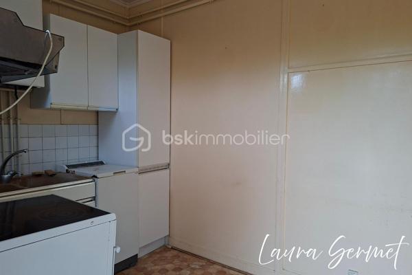 Située à Foëcy, dans un environnement calme et sans vis-à-vis, venez découvrir cette maison individuelle de plain-pied d’environ 70 m², implantée sur une belle parcelle de 1 236 m².

La maison offre un beau potentiel pour les amateurs de travaux souhaitant créer un intérieur entièrement à leur image.

La maison dispose d’un petit sas d’entrée vitré, puis d’un petit patio faisant office d’entrée, idéale pour aménager un espace de rangement pour les chaussures et manteaux, avant d’accéder aux pièces de vie.
Un grand salon séjour traversant et lumineux, donnant d'un côté sur une pièce pouvant faire office de bureau et de l'autre côté une cuisine. 
Un couloir dessert deux chambres, une salle de bain et un WC indépendant. 

🔨 À prévoir :
Huisseries à remplacer
Intérieur à revoir entièrement
Travaux de rénovation et de modernisation
Pompe de relevage pour assainissement au tout à l'égout a créer 
Fosse septique non conforme
Électricité à prévoir sauf tableau 


🏠 Les atouts déjà présents :
Chauffage et eau chaude au gaz
Toiture isolée
Garage
Dépendances
Terrain de 1 236 m²
Environnement calme et sans vis-à-vis

💡 Un bien idéal pour un projet de rénovation complète, avec la possibilité de repenser les espaces et de créer un véritable cocon à votre image.