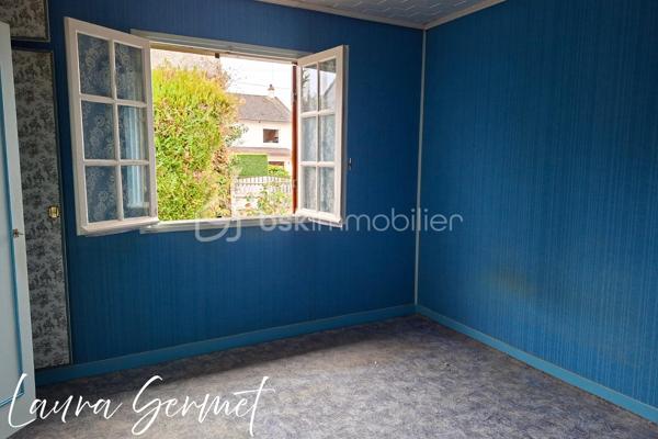 Située à Foëcy, dans un environnement calme et sans vis-à-vis, venez découvrir cette maison individuelle de plain-pied d’environ 70 m², implantée sur une belle parcelle de 1 236 m².

La maison offre un beau potentiel pour les amateurs de travaux souhaitant créer un intérieur entièrement à leur image.

La maison dispose d’un petit sas d’entrée vitré, puis d’un petit patio faisant office d’entrée, idéale pour aménager un espace de rangement pour les chaussures et manteaux, avant d’accéder aux pièces de vie.
Un grand salon séjour traversant et lumineux, donnant d'un côté sur une pièce pouvant faire office de bureau et de l'autre côté une cuisine. 
Un couloir dessert deux chambres, une salle de bain et un WC indépendant. 

🔨 À prévoir :
Huisseries à remplacer
Intérieur à revoir entièrement
Travaux de rénovation et de modernisation
Pompe de relevage pour assainissement au tout à l'égout a créer 
Fosse septique non conforme
Électricité à prévoir sauf tableau 


🏠 Les atouts déjà présents :
Chauffage et eau chaude au gaz
Toiture isolée
Garage
Dépendances
Terrain de 1 236 m²
Environnement calme et sans vis-à-vis

💡 Un bien idéal pour un projet de rénovation complète, avec la possibilité de repenser les espaces et de créer un véritable cocon à votre image.
