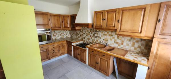 Proche centre-ville maison individuelle avec grand jardin, sous-sol complet