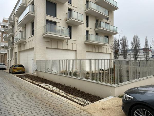 MURS DE COMMERCE LIBRE A VENDRE 170M² + TERRASSE 20M²