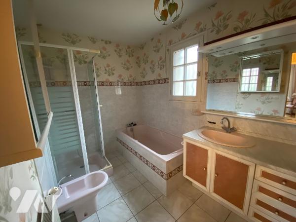 BEAU PAVILLON DE PLAIN PIED LUMINEUX AVEC GRAND SEJOUR DE 41 M² PROCHE TRANSPORTS.