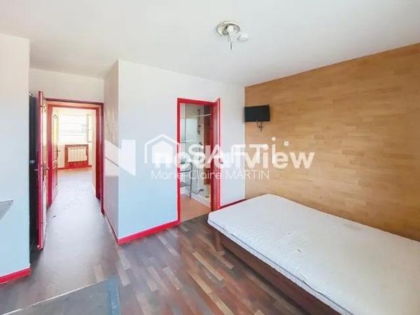 Au coeur de MORESTEL - LOCAL COMMERCIAL de 325 m² - Salle de réception et chambres d'hôtes