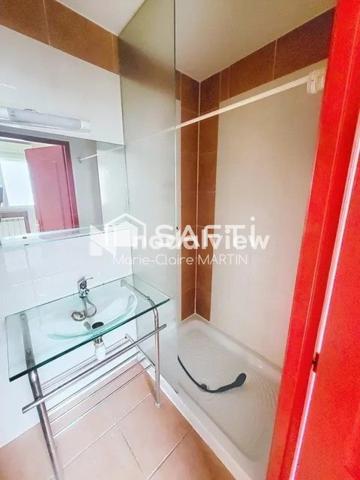 Au coeur de MORESTEL - LOCAL COMMERCIAL de 325 m² - Salle de réception et chambres d'hôtes