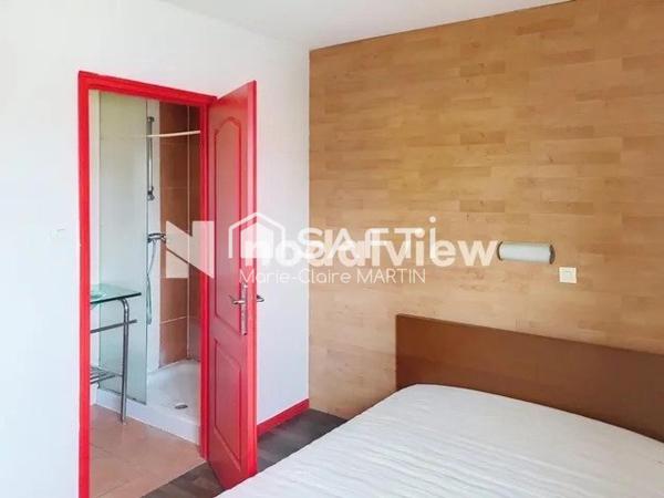 Au coeur de MORESTEL - LOCAL COMMERCIAL de 325 m² - Salle de réception et chambres d'hôtes