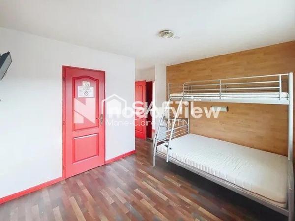 Au coeur de MORESTEL - LOCAL COMMERCIAL de 325 m² - Salle de réception et chambres d'hôtes