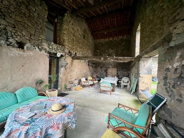 Propriété composé de 3 bâtisses en pierre à rénover