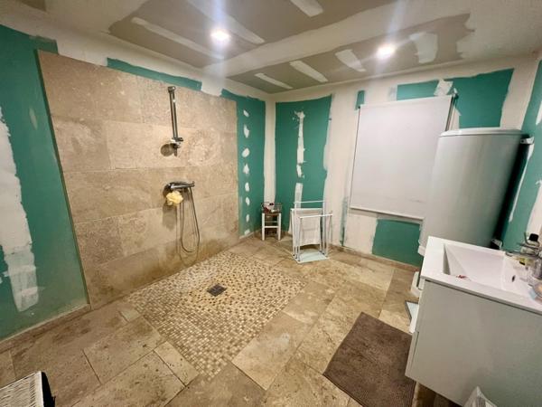 Propriété composé de 3 bâtisses en pierre à rénover