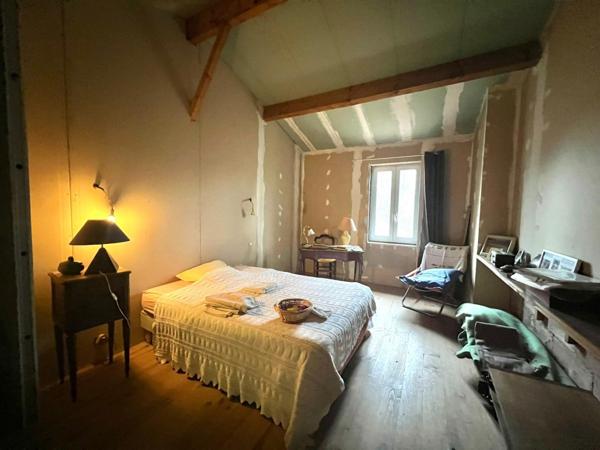 Propriété composé de 3 bâtisses en pierre à rénover