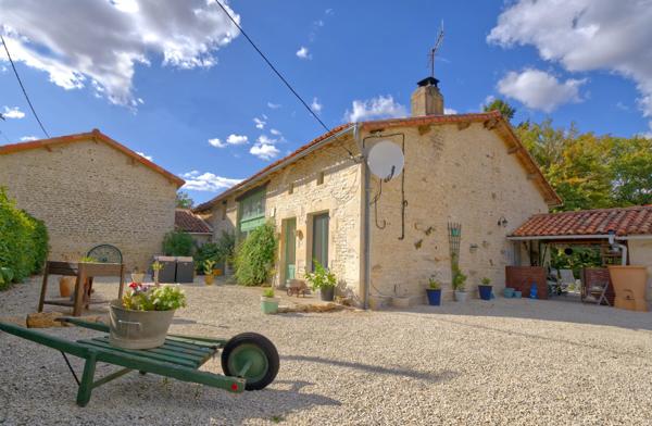 Charmante maison en pierre de 3 chambres dans un petit village
