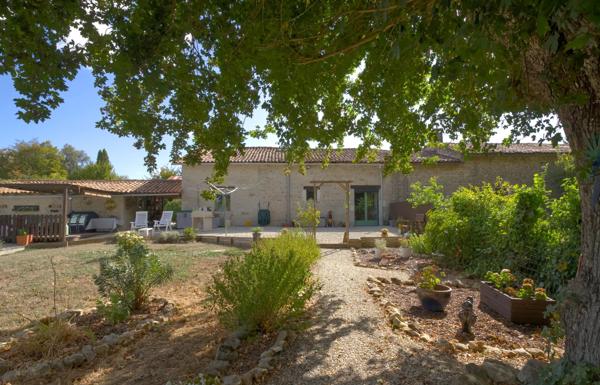 Charmante maison en pierre de 3 chambres dans un petit village