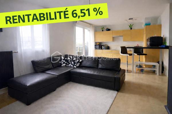 💥 OPPORTUNITÉ INVESTISSEUR – RENTABILITE BRUTE 6,51 % – T2 meublé loué – BALCON – Métro ligne 11 à 12 min A PIEDS

Quartier Haut Goulet-Jules Auffret, situé au cœur d’une résidence arborée, calme et agréable, venez découvrir cet appartement de 46,74 m² (surface au sol 53.64 m2), idéal pour un investissement serein et rentable.

👉 Déjà loué, ce bien génère un revenu locatif de 950 € charges comprises par mois, offrant une rentabilité brute attractive de 6,51 %.

L’appartement se compose :

- D’un séjour lumineux avec cuisine ouverte, moderne et fonctionnelle
- D’un espace de vie agréable et bien agencé
- D’une chambre confortable avec placards + pièce spéciale Dressing attenante à la chambre
- D’une salle de bain avec une baignoire d'angle et placards de rangement
- D'un WC séparé avec machine laver.
- De rangements optimisés.
- D'une place de parking.


Les + :

📍 Idéal pour investisseurs à la recherche d’un placement sécurisé avec rendement IMMEDIAT.

✔ Résidence verdoyante et bien entretenue
✔ Bonne luminosité
✔ Agencement optimisé
✔ Locataire en place (revenus immédiats)

Charges de copropriété mensuelles : 189 euros.
Taxe foncière 2025 : 1622 euros.


***