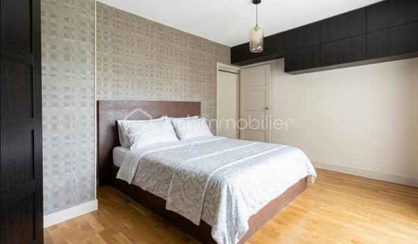 💥 OPPORTUNITÉ INVESTISSEUR – RENTABILITE BRUTE 6,51 % – T2 meublé loué – BALCON – Métro ligne 11 à 12 min A PIEDS

Quartier Haut Goulet-Jules Auffret, situé au cœur d’une résidence arborée, calme et agréable, venez découvrir cet appartement de 46,74 m² (surface au sol 53.64 m2), idéal pour un investissement serein et rentable.

👉 Déjà loué, ce bien génère un revenu locatif de 950 € charges comprises par mois, offrant une rentabilité brute attractive de 6,51 %.

L’appartement se compose :

- D’un séjour lumineux avec cuisine ouverte, moderne et fonctionnelle
- D’un espace de vie agréable et bien agencé
- D’une chambre confortable avec placards + pièce spéciale Dressing attenante à la chambre
- D’une salle de bain avec une baignoire d'angle et placards de rangement
- D'un WC séparé avec machine laver.
- De rangements optimisés.
- D'une place de parking.


Les + :

📍 Idéal pour investisseurs à la recherche d’un placement sécurisé avec rendement IMMEDIAT.

✔ Résidence verdoyante et bien entretenue
✔ Bonne luminosité
✔ Agencement optimisé
✔ Locataire en place (revenus immédiats)

Charges de copropriété mensuelles : 189 euros.
Taxe foncière 2025 : 1622 euros.


***