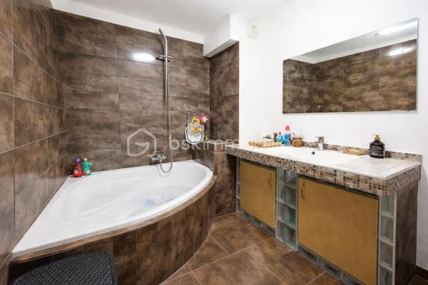 💥 OPPORTUNITÉ INVESTISSEUR – RENTABILITE BRUTE 6,51 % – T2 meublé loué – BALCON – Métro ligne 11 à 12 min A PIEDS

Quartier Haut Goulet-Jules Auffret, situé au cœur d’une résidence arborée, calme et agréable, venez découvrir cet appartement de 46,74 m² (surface au sol 53.64 m2), idéal pour un investissement serein et rentable.

👉 Déjà loué, ce bien génère un revenu locatif de 950 € charges comprises par mois, offrant une rentabilité brute attractive de 6,51 %.

L’appartement se compose :

- D’un séjour lumineux avec cuisine ouverte, moderne et fonctionnelle
- D’un espace de vie agréable et bien agencé
- D’une chambre confortable avec placards + pièce spéciale Dressing attenante à la chambre
- D’une salle de bain avec une baignoire d'angle et placards de rangement
- D'un WC séparé avec machine laver.
- De rangements optimisés.
- D'une place de parking.


Les + :

📍 Idéal pour investisseurs à la recherche d’un placement sécurisé avec rendement IMMEDIAT.

✔ Résidence verdoyante et bien entretenue
✔ Bonne luminosité
✔ Agencement optimisé
✔ Locataire en place (revenus immédiats)

Charges de copropriété mensuelles : 189 euros.
Taxe foncière 2025 : 1622 euros.


***