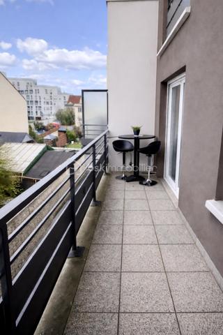 🏠 NOUVEAU PRIX - OPPORTUNITÉ INVESTISSEUR - RENTABILITÉ BRUTE 6.90 % 🏠

Dans le quartier RÉSIDENTIEL Haut Goulet-Jules Auffret, situé au cœur d’une résidence CALME et ARBORÉE🌳, DÉCOUVREZ cet appartement de 53.64 m2 utiles bénéficiant d'un balcon de 6.90 m2 et d'une place de parking en sous-sol.

👉 IDÉAL pour un investissement locatif, ce bien est actuellement LOUÉ MEUBLÉ 1 000 € charges comprises par mois offrant UN REVENU LOCATIF IMMÉDIAT. 

Vous apprécierez : 

☀️ Un séjour LUMINEUX orienté plein OUEST avec cuisine ouverte et fonctionnelle.
🛏️ Une chambre avec PLACARDS.
👗 Un pièce DRESSING/BUREAU attenant à la chambre.
🛁 Une salle de bain avec BAIGNOIRE d'angle et placards de rangement.
🚗 Une place de PARKING en sous sol complète le bien.
🚇 La PROXIMITÉ des transports = METRO LIGNE 11 station ROMAINVILLE-CARNOT - RER E gare de Noisy le sec.





***