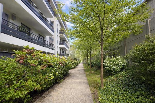 🏠 NOUVEAU PRIX - OPPORTUNITÉ INVESTISSEUR - RENTABILITÉ BRUTE 6.90 % 🏠

Dans le quartier RÉSIDENTIEL Haut Goulet-Jules Auffret, situé au cœur d’une résidence CALME et ARBORÉE🌳, DÉCOUVREZ cet appartement de 53.64 m2 utiles bénéficiant d'un balcon de 6.90 m2 et d'une place de parking en sous-sol.

👉 IDÉAL pour un investissement locatif, ce bien est actuellement LOUÉ MEUBLÉ 1 000 € charges comprises par mois offrant UN REVENU LOCATIF IMMÉDIAT. 

Vous apprécierez : 

☀️ Un séjour LUMINEUX orienté plein OUEST avec cuisine ouverte et fonctionnelle.
🛏️ Une chambre avec PLACARDS.
👗 Un pièce DRESSING/BUREAU attenant à la chambre.
🛁 Une salle de bain avec BAIGNOIRE d'angle et placards de rangement.
🚗 Une place de PARKING en sous sol complète le bien.
🚇 La PROXIMITÉ des transports = METRO LIGNE 11 station ROMAINVILLE-CARNOT - RER E gare de Noisy le sec.





***