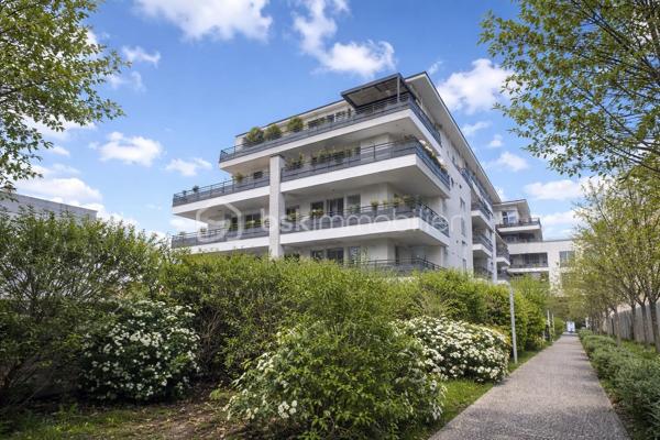 🏠 NOUVEAU PRIX - OPPORTUNITÉ INVESTISSEUR - RENTABILITÉ BRUTE 6.90 % 🏠

Dans le quartier RÉSIDENTIEL Haut Goulet-Jules Auffret, situé au cœur d’une résidence CALME et ARBORÉE🌳, DÉCOUVREZ cet appartement de 53.64 m2 utiles bénéficiant d'un balcon de 6.90 m2 et d'une place de parking en sous-sol.

👉 IDÉAL pour un investissement locatif, ce bien est actuellement LOUÉ MEUBLÉ 1 000 € charges comprises par mois offrant UN REVENU LOCATIF IMMÉDIAT. 

Vous apprécierez : 

☀️ Un séjour LUMINEUX orienté plein OUEST avec cuisine ouverte et fonctionnelle.
🛏️ Une chambre avec PLACARDS.
👗 Un pièce DRESSING/BUREAU attenant à la chambre.
🛁 Une salle de bain avec BAIGNOIRE d'angle et placards de rangement.
🚗 Une place de PARKING en sous sol complète le bien.
🚇 La PROXIMITÉ des transports = METRO LIGNE 11 station ROMAINVILLE-CARNOT - RER E gare de Noisy le sec.





***