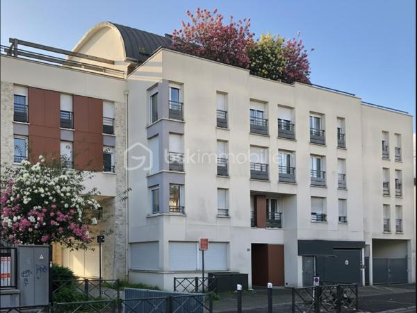 🏠 NOUVEAU PRIX - OPPORTUNITÉ INVESTISSEUR - RENTABILITÉ BRUTE 6.90 % 🏠

Dans le quartier RÉSIDENTIEL Haut Goulet-Jules Auffret, situé au cœur d’une résidence CALME et ARBORÉE🌳, DÉCOUVREZ cet appartement de 53.64 m2 utiles bénéficiant d'un balcon de 6.90 m2 et d'une place de parking en sous-sol.

👉 IDÉAL pour un investissement locatif, ce bien est actuellement LOUÉ MEUBLÉ 1 000 € charges comprises par mois offrant UN REVENU LOCATIF IMMÉDIAT. 

Vous apprécierez : 

☀️ Un séjour LUMINEUX orienté plein OUEST avec cuisine ouverte et fonctionnelle.
🛏️ Une chambre avec PLACARDS.
👗 Un pièce DRESSING/BUREAU attenant à la chambre.
🛁 Une salle de bain avec BAIGNOIRE d'angle et placards de rangement.
🚗 Une place de PARKING en sous sol complète le bien.
🚇 La PROXIMITÉ des transports = METRO LIGNE 11 station ROMAINVILLE-CARNOT - RER E gare de Noisy le sec.





***