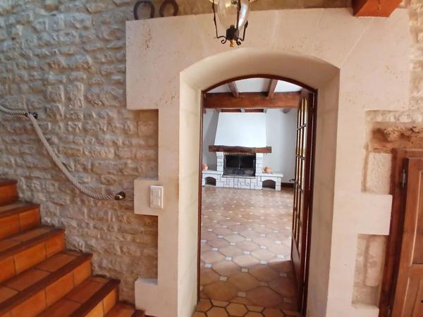 Jolie maison de village en pierre comprenant 5 chambres et une dépendance