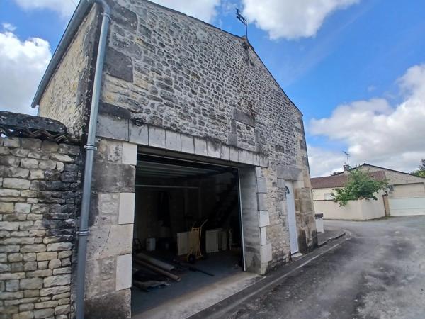 Jolie maison de village en pierre comprenant 5 chambres et une dépendance