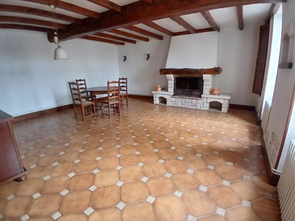 Jolie maison de village en pierre comprenant 5 chambres et une dépendance