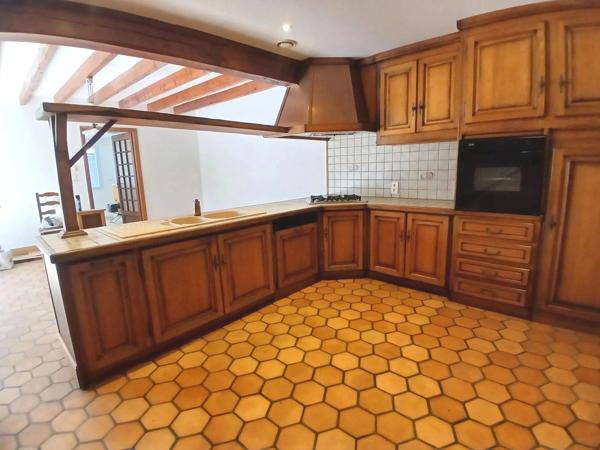 Jolie maison de village en pierre comprenant 5 chambres et une dépendance