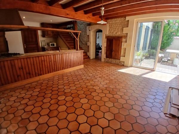 Jolie maison de village en pierre comprenant 5 chambres et une dépendance