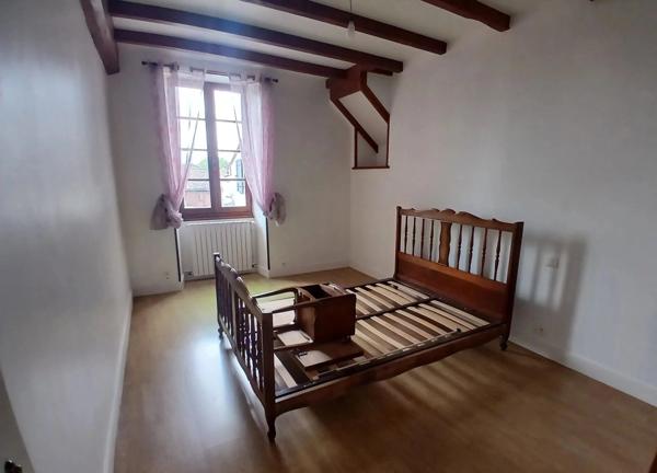 Jolie maison de village en pierre comprenant 5 chambres et une dépendance