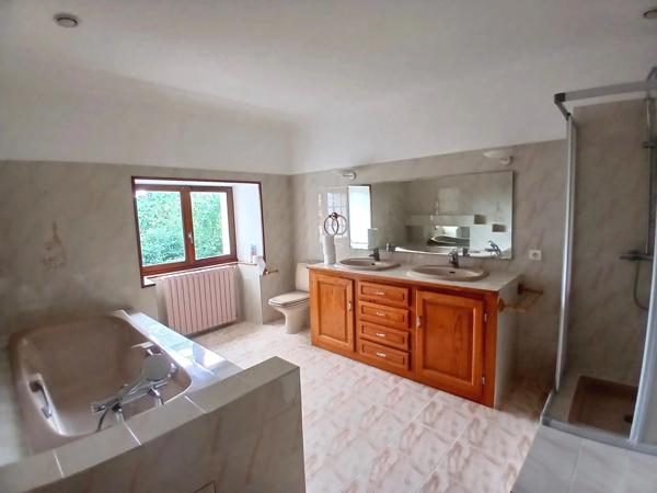 Jolie maison de village en pierre comprenant 5 chambres et une dépendance
