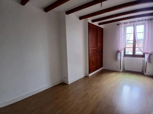 Jolie maison de village en pierre comprenant 5 chambres et une dépendance