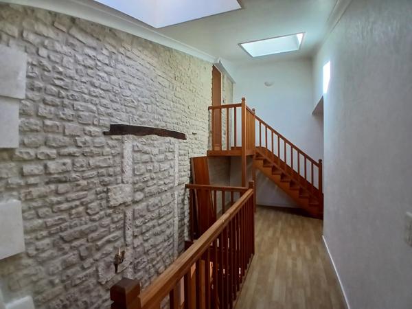 Jolie maison de village en pierre comprenant 5 chambres et une dépendance