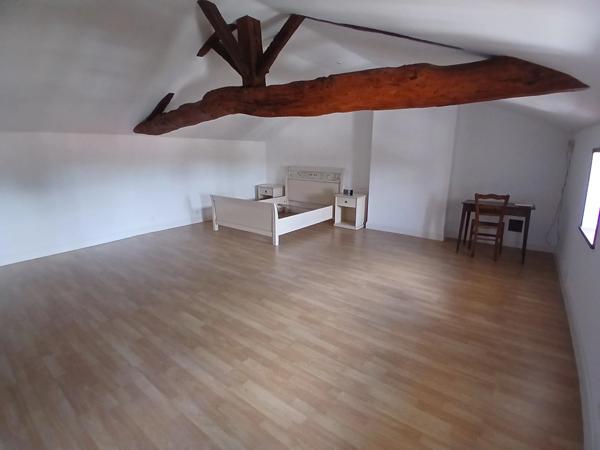 Jolie maison de village en pierre comprenant 5 chambres et une dépendance