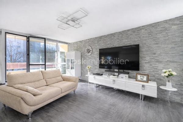 venez découvrir ce magnifique appartement de 88 m2, dans une Résidence agréable, verdoyante, calme, avec gardien, entièrement rénové, et décoré avec gout.                              Au 2 éme étage avec ascenseur, Traversant et trés lumineux, l'entrée dessert toutes les pièces, le vaste salon vous séduira pas son volume impressionnant, sa luminosité, exposé sud, avec un balcon de plus de 4 m2.
La  grande piéce de vie est entièrement ouverte sur une jolie cuisine, moderne, toute équipée et meublée, avec son ilot central.
Coté nuit, de l'autre coté de l'appartement, nous avons 3 belles chambres, un grand dressing, une jolie salle de bains, et des WC séparés.
Une place de Parking en Sus est proposé pour ce bien.
Nombreux rangements, DPE D, chauffage au Sol, cave saine,  jolie parquet, volets électriques, double vitrage, parcs et écoles à proximité.
A voir rapidement !