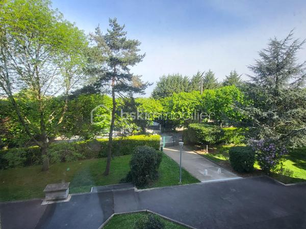 venez découvrir ce magnifique appartement de 88 m2, dans une Résidence agréable, verdoyante, calme, avec gardien, entièrement rénové, et décoré avec gout.                              Au 2 éme étage avec ascenseur, Traversant et trés lumineux, l'entrée dessert toutes les pièces, le vaste salon vous séduira pas son volume impressionnant, sa luminosité, exposé sud, avec un balcon de plus de 4 m2.
La  grande piéce de vie est entièrement ouverte sur une jolie cuisine, moderne, toute équipée et meublée, avec son ilot central.
Coté nuit, de l'autre coté de l'appartement, nous avons 3 belles chambres, un grand dressing, une jolie salle de bains, et des WC séparés.
Une place de Parking en Sus est proposé pour ce bien.
Nombreux rangements, DPE D, chauffage au Sol, cave saine,  jolie parquet, volets électriques, double vitrage, parcs et écoles à proximité.
A voir rapidement !