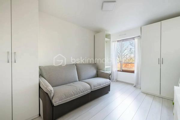 venez découvrir ce magnifique appartement de 88 m2, dans une Résidence agréable, verdoyante, calme, avec gardien, entièrement rénové, et décoré avec gout.                              Au 2 éme étage avec ascenseur, Traversant et trés lumineux, l'entrée dessert toutes les pièces, le vaste salon vous séduira pas son volume impressionnant, sa luminosité, exposé sud, avec un balcon de plus de 4 m2.
La  grande piéce de vie est entièrement ouverte sur une jolie cuisine, moderne, toute équipée et meublée, avec son ilot central.
Coté nuit, de l'autre coté de l'appartement, nous avons 3 belles chambres, un grand dressing, une jolie salle de bains, et des WC séparés.
Une place de Parking en Sus est proposé pour ce bien.
Nombreux rangements, DPE D, chauffage au Sol, cave saine,  jolie parquet, volets électriques, double vitrage, parcs et écoles à proximité.
A voir rapidement !