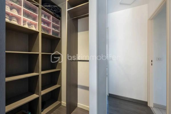 venez découvrir ce magnifique appartement de 88 m2, dans une Résidence agréable, verdoyante, calme, avec gardien, entièrement rénové, et décoré avec gout.                              Au 2 éme étage avec ascenseur, Traversant et trés lumineux, l'entrée dessert toutes les pièces, le vaste salon vous séduira pas son volume impressionnant, sa luminosité, exposé sud, avec un balcon de plus de 4 m2.
La  grande piéce de vie est entièrement ouverte sur une jolie cuisine, moderne, toute équipée et meublée, avec son ilot central.
Coté nuit, de l'autre coté de l'appartement, nous avons 3 belles chambres, un grand dressing, une jolie salle de bains, et des WC séparés.
Une place de Parking en Sus est proposé pour ce bien.
Nombreux rangements, DPE D, chauffage au Sol, cave saine,  jolie parquet, volets électriques, double vitrage, parcs et écoles à proximité.
A voir rapidement !