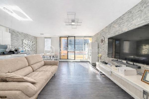 venez découvrir ce magnifique appartement de 88 m2, dans une Résidence agréable, verdoyante, calme, avec gardien, entièrement rénové, et décoré avec gout.                              Au 2 éme étage avec ascenseur, Traversant et trés lumineux, l'entrée dessert toutes les pièces, le vaste salon vous séduira pas son volume impressionnant, sa luminosité, exposé sud, avec un balcon de plus de 4 m2.
La  grande piéce de vie est entièrement ouverte sur une jolie cuisine, moderne, toute équipée et meublée, avec son ilot central.
Coté nuit, de l'autre coté de l'appartement, nous avons 3 belles chambres, un grand dressing, une jolie salle de bains, et des WC séparés.
Une place de Parking en Sus est proposé pour ce bien.
Nombreux rangements, DPE D, chauffage au Sol, cave saine,  jolie parquet, volets électriques, double vitrage, parcs et écoles à proximité.
A voir rapidement !