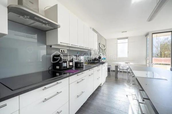 venez découvrir ce magnifique appartement de 88 m2, dans une Résidence agréable, verdoyante, calme, avec gardien, entièrement rénové, et décoré avec gout.                              Au 2 éme étage avec ascenseur, Traversant et trés lumineux, l'entrée dessert toutes les pièces, le vaste salon vous séduira pas son volume impressionnant, sa luminosité, exposé sud, avec un balcon de plus de 4 m2.
La  grande piéce de vie est entièrement ouverte sur une jolie cuisine, moderne, toute équipée et meublée, avec son ilot central.
Coté nuit, de l'autre coté de l'appartement, nous avons 3 belles chambres, un grand dressing, une jolie salle de bains, et des WC séparés.
Une place de Parking en Sus est proposé pour ce bien.
Nombreux rangements, DPE D, chauffage au Sol, cave saine,  jolie parquet, volets électriques, double vitrage, parcs et écoles à proximité.
A voir rapidement !