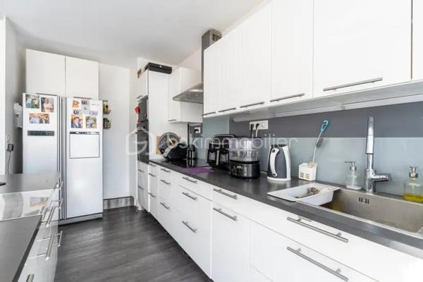 venez découvrir ce magnifique appartement de 88 m2, dans une Résidence agréable, verdoyante, calme, avec gardien, entièrement rénové, et décoré avec gout.                              Au 2 éme étage avec ascenseur, Traversant et trés lumineux, l'entrée dessert toutes les pièces, le vaste salon vous séduira pas son volume impressionnant, sa luminosité, exposé sud, avec un balcon de plus de 4 m2.
La  grande piéce de vie est entièrement ouverte sur une jolie cuisine, moderne, toute équipée et meublée, avec son ilot central.
Coté nuit, de l'autre coté de l'appartement, nous avons 3 belles chambres, un grand dressing, une jolie salle de bains, et des WC séparés.
Une place de Parking en Sus est proposé pour ce bien.
Nombreux rangements, DPE D, chauffage au Sol, cave saine,  jolie parquet, volets électriques, double vitrage, parcs et écoles à proximité.
A voir rapidement !