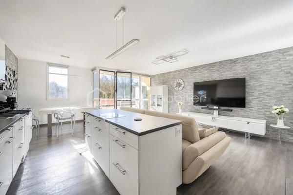 venez découvrir ce magnifique appartement de 88 m2, dans une Résidence agréable, verdoyante, calme, avec gardien, entièrement rénové, et décoré avec gout.                              Au 2 éme étage avec ascenseur, Traversant et trés lumineux, l'entrée dessert toutes les pièces, le vaste salon vous séduira pas son volume impressionnant, sa luminosité, exposé sud, avec un balcon de plus de 4 m2.
La  grande piéce de vie est entièrement ouverte sur une jolie cuisine, moderne, toute équipée et meublée, avec son ilot central.
Coté nuit, de l'autre coté de l'appartement, nous avons 3 belles chambres, un grand dressing, une jolie salle de bains, et des WC séparés.
Une place de Parking en Sus est proposé pour ce bien.
Nombreux rangements, DPE D, chauffage au Sol, cave saine,  jolie parquet, volets électriques, double vitrage, parcs et écoles à proximité.
A voir rapidement !