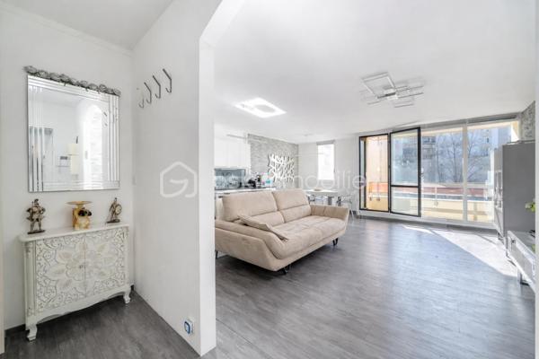 venez découvrir ce magnifique appartement de 88 m2, dans une Résidence agréable, verdoyante, calme, avec gardien, entièrement rénové, et décoré avec gout.                              Au 2 éme étage avec ascenseur, Traversant et trés lumineux, l'entrée dessert toutes les pièces, le vaste salon vous séduira pas son volume impressionnant, sa luminosité, exposé sud, avec un balcon de plus de 4 m2.
La  grande piéce de vie est entièrement ouverte sur une jolie cuisine, moderne, toute équipée et meublée, avec son ilot central.
Coté nuit, de l'autre coté de l'appartement, nous avons 3 belles chambres, un grand dressing, une jolie salle de bains, et des WC séparés.
Une place de Parking en Sus est proposé pour ce bien.
Nombreux rangements, DPE D, chauffage au Sol, cave saine,  jolie parquet, volets électriques, double vitrage, parcs et écoles à proximité.
A voir rapidement !