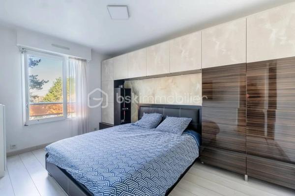 venez découvrir ce magnifique appartement de 88 m2, dans une Résidence agréable, verdoyante, calme, avec gardien, entièrement rénové, et décoré avec gout.                              Au 2 éme étage avec ascenseur, Traversant et trés lumineux, l'entrée dessert toutes les pièces, le vaste salon vous séduira pas son volume impressionnant, sa luminosité, exposé sud, avec un balcon de plus de 4 m2.
La  grande piéce de vie est entièrement ouverte sur une jolie cuisine, moderne, toute équipée et meublée, avec son ilot central.
Coté nuit, de l'autre coté de l'appartement, nous avons 3 belles chambres, un grand dressing, une jolie salle de bains, et des WC séparés.
Une place de Parking en Sus est proposé pour ce bien.
Nombreux rangements, DPE D, chauffage au Sol, cave saine,  jolie parquet, volets électriques, double vitrage, parcs et écoles à proximité.
A voir rapidement !
