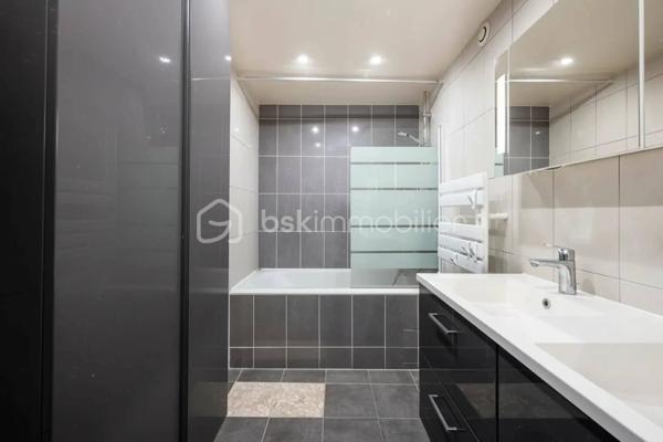venez découvrir ce magnifique appartement de 88 m2, dans une Résidence agréable, verdoyante, calme, avec gardien, entièrement rénové, et décoré avec gout.                              Au 2 éme étage avec ascenseur, Traversant et trés lumineux, l'entrée dessert toutes les pièces, le vaste salon vous séduira pas son volume impressionnant, sa luminosité, exposé sud, avec un balcon de plus de 4 m2.
La  grande piéce de vie est entièrement ouverte sur une jolie cuisine, moderne, toute équipée et meublée, avec son ilot central.
Coté nuit, de l'autre coté de l'appartement, nous avons 3 belles chambres, un grand dressing, une jolie salle de bains, et des WC séparés.
Une place de Parking en Sus est proposé pour ce bien.
Nombreux rangements, DPE D, chauffage au Sol, cave saine,  jolie parquet, volets électriques, double vitrage, parcs et écoles à proximité.
A voir rapidement !