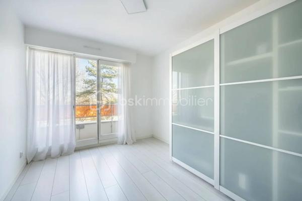 venez découvrir ce magnifique appartement de 88 m2, dans une Résidence agréable, verdoyante, calme, avec gardien, entièrement rénové, et décoré avec gout.                              Au 2 éme étage avec ascenseur, Traversant et trés lumineux, l'entrée dessert toutes les pièces, le vaste salon vous séduira pas son volume impressionnant, sa luminosité, exposé sud, avec un balcon de plus de 4 m2.
La  grande piéce de vie est entièrement ouverte sur une jolie cuisine, moderne, toute équipée et meublée, avec son ilot central.
Coté nuit, de l'autre coté de l'appartement, nous avons 3 belles chambres, un grand dressing, une jolie salle de bains, et des WC séparés.
Une place de Parking en Sus est proposé pour ce bien.
Nombreux rangements, DPE D, chauffage au Sol, cave saine,  jolie parquet, volets électriques, double vitrage, parcs et écoles à proximité.
A voir rapidement !