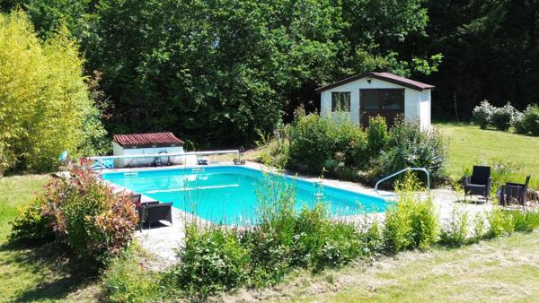 Maison en pierre avec piscine