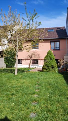 Coup de cœur pour cette jolie maison familiale avec fort potentiel à Chennevières-sur-Marne
Située dans un environnement calme et agréable, découvrez cette maison individuelle construite en 1973, édifiée sur une parcelle de 369 m² sans vis-à-vis, offrant de beaux volumes et un fort potentiel d’évolution.
👉 Élevée sur trois niveaux, elle se compose comme suit :
🔽 Sous-sol semi-enterré (env. 45 m² de garage) :
Une chambre
Atelier
Salle d’eau avec WC
Chaufferie / buanderie
Grand garage spacieux

🔼 Rez-de-chaussée surélevé :
Séjour lumineux
Cuisine indépendante
Deux chambres
Salle d’eau
WC séparés

🔝 Combles aménageables (env. 73 m²) :
Déjà partiellement préparés (sol et murs réalisés), ils offrent une belle opportunité d’aménagement supplémentaire selon vos besoins : chambres, suite parentale, espace de travail ou loisirs.
🌿 Les + :
Terrain sans vis-à-vis
Maison saine avec structure existante
Gros potentiel d’agrandissement
Idéal pour projet familial ou investissement

📍 Proche des commodités, des écoles et des axes principaux

Contactez-moi rapidement pour découvrir ce bien !!