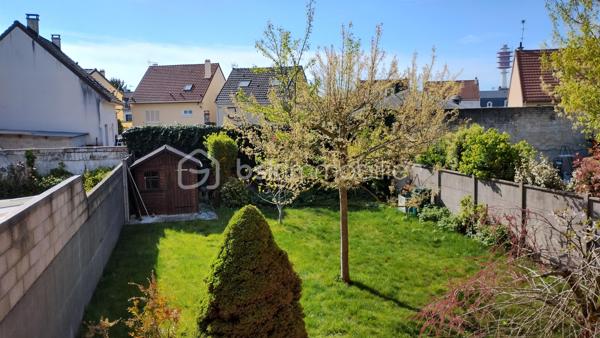 Coup de cœur pour cette jolie maison familiale avec fort potentiel à Chennevières-sur-Marne
Située dans un environnement calme et agréable, découvrez cette maison individuelle construite en 1973, édifiée sur une parcelle de 369 m² sans vis-à-vis, offrant de beaux volumes et un fort potentiel d’évolution.
👉 Élevée sur trois niveaux, elle se compose comme suit :
🔽 Sous-sol semi-enterré (env. 45 m² de garage) :
Une chambre
Atelier
Salle d’eau avec WC
Chaufferie / buanderie
Grand garage spacieux

🔼 Rez-de-chaussée surélevé :
Séjour lumineux
Cuisine indépendante
Deux chambres
Salle d’eau
WC séparés

🔝 Combles aménageables (env. 73 m²) :
Déjà partiellement préparés (sol et murs réalisés), ils offrent une belle opportunité d’aménagement supplémentaire selon vos besoins : chambres, suite parentale, espace de travail ou loisirs.
🌿 Les + :
Terrain sans vis-à-vis
Maison saine avec structure existante
Gros potentiel d’agrandissement
Idéal pour projet familial ou investissement

📍 Proche des commodités, des écoles et des axes principaux

Contactez-moi rapidement pour découvrir ce bien !!